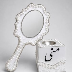طقم مرآة ومبخرة مزخرفة باللؤلؤ والدانتيل الأبيض – تصميم فاخر باسم مخصص. طقم مرآة ومبخرة مزخرفة باللؤلؤ والدانتيل الأبيض – تصميم فاخر باسم مخصص.