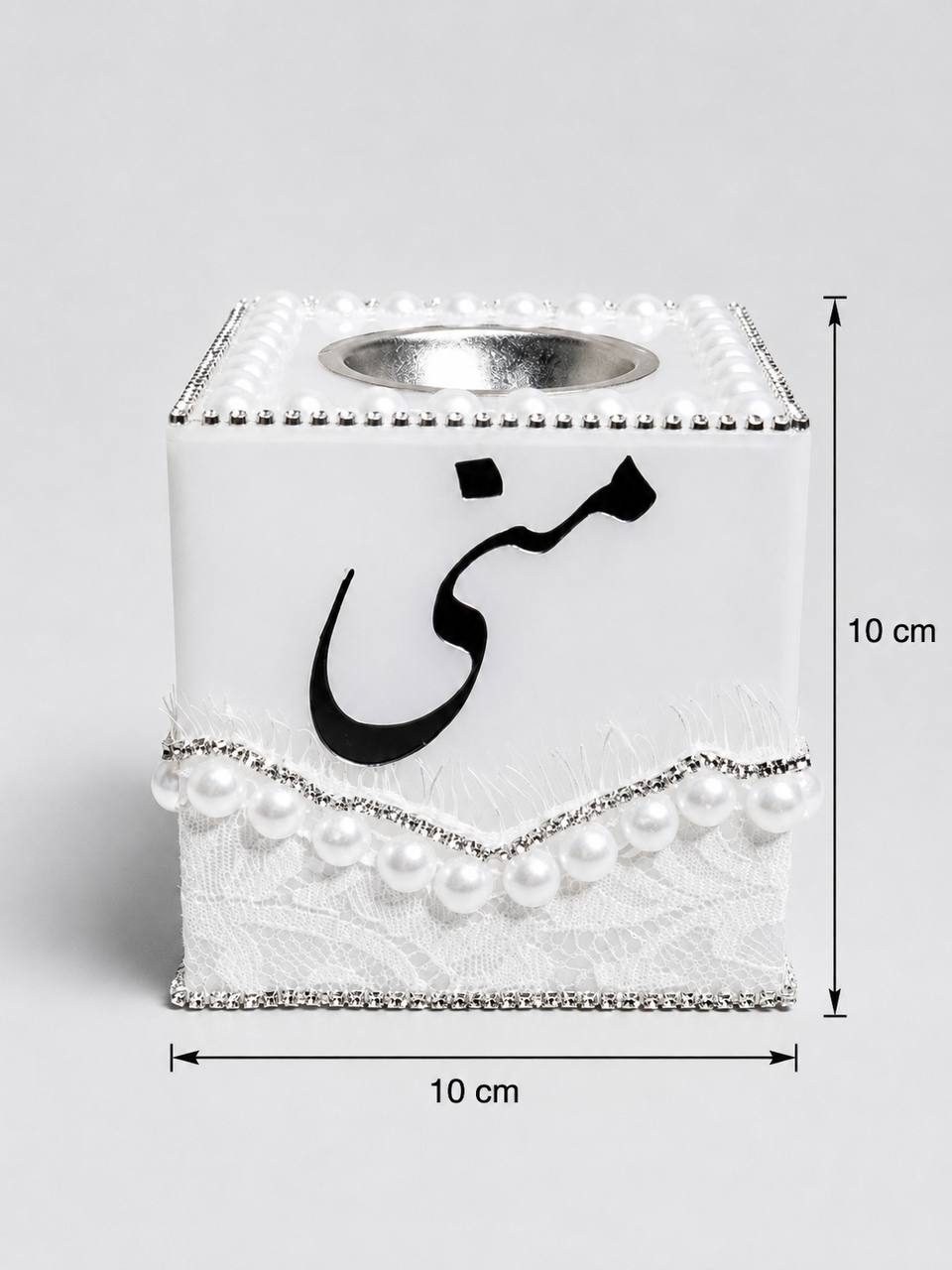 طقم مرآة ومبخرة مزخرفة باللؤلؤ والدانتيل الأبيض – تصميم فاخر باسم مخصص. طقم مرآة ومبخرة مزخرفة باللؤلؤ والدانتيل الأبيض – تصميم فاخر باسم مخصص.
